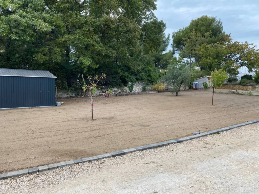 Pose de bordures pour jardin Eguilles