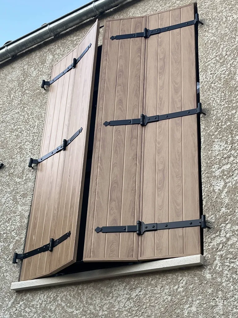 Installation de volet battant aluminium imitation (chêne irlandais) dans le 04