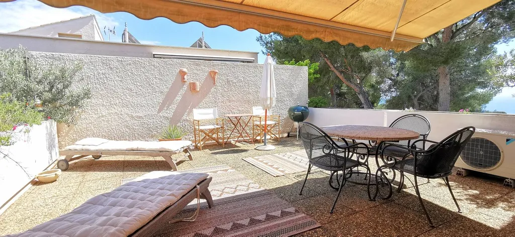 Appartement T1 Cassis  en dernier étage avec belle terrasse dans résidence fermée au calme
