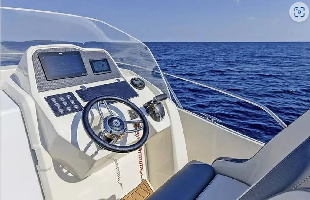 Bateau sportif habitable White Shark 240 SC Evo à Sanary-sur-Mer