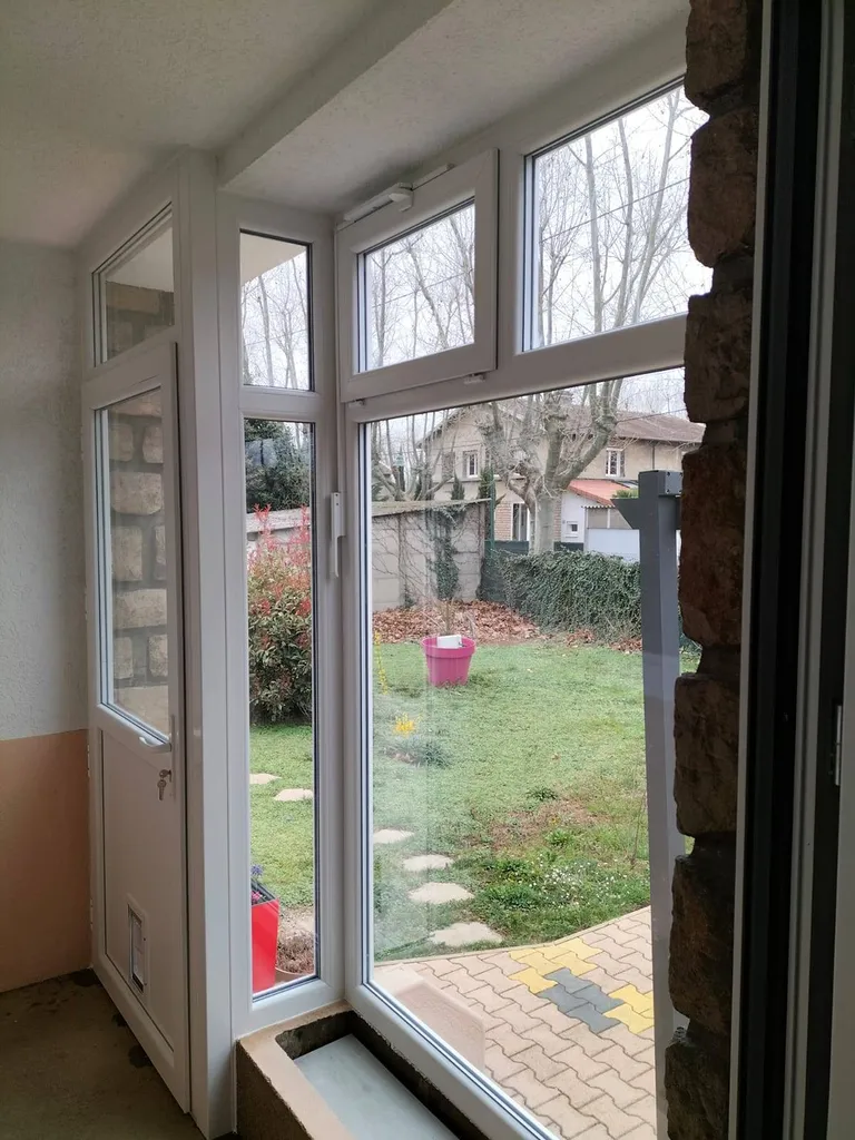 Pose d'un sas d'entrée de sécurité dans une maison à Villeurbanne
