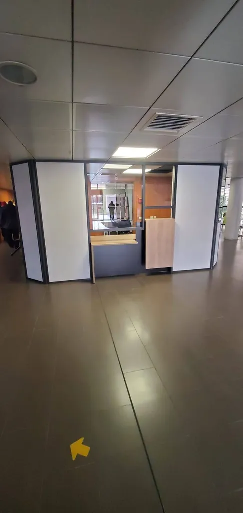 Banque d'accueil assis-debout à Nîmes