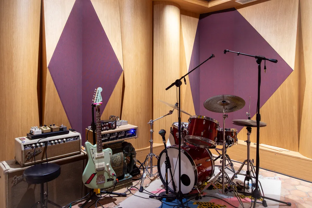 AKIKO ARCHITECTURE façonne un espace d’enregistrement aux proportions maîtrisées : une “boîte dans la boîte” acoustique où chaque volume répond à une exigence sonore millimétrée