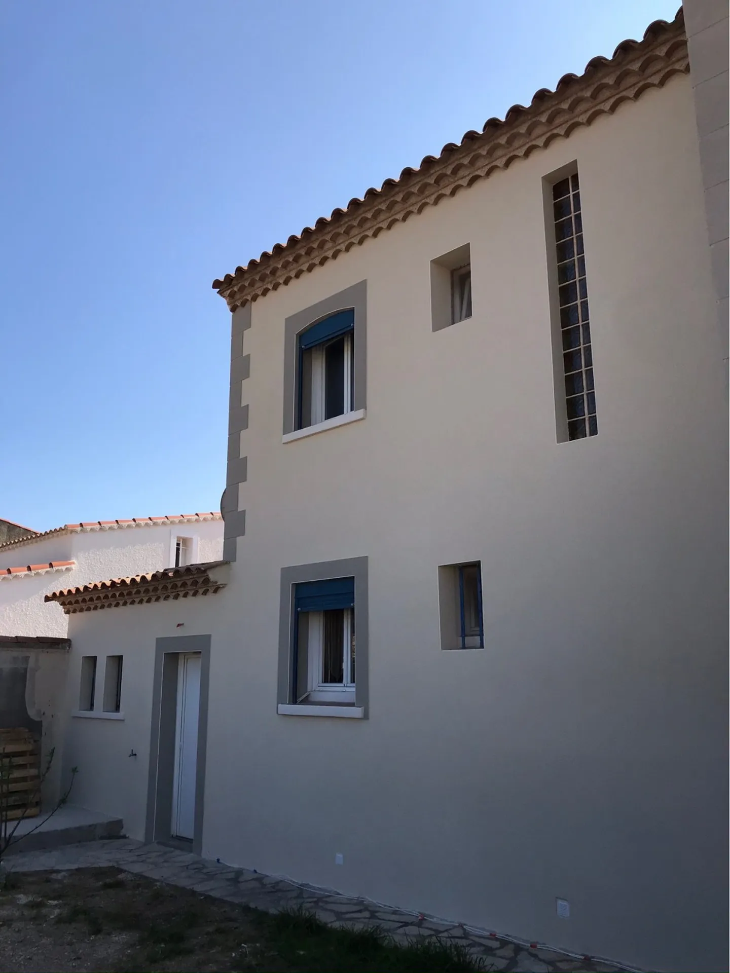 Rénovation des façades en finition gratté fin d’une maison située à Frontignan entre Sète et Montpellier 