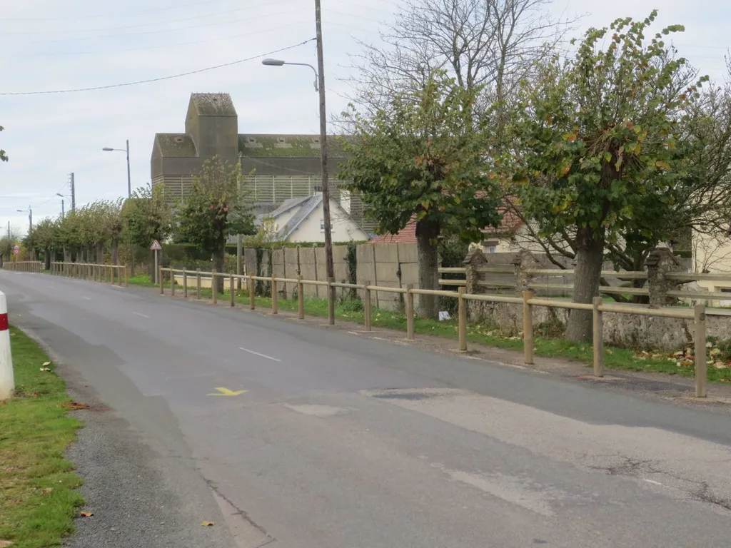 Installation de Clôture en Rondins de Bois Traité, Modèle Rustique pour Parcs et Terrains à Caudebec en Caux en Seine-Maritime 76 et Rives-en-Seine