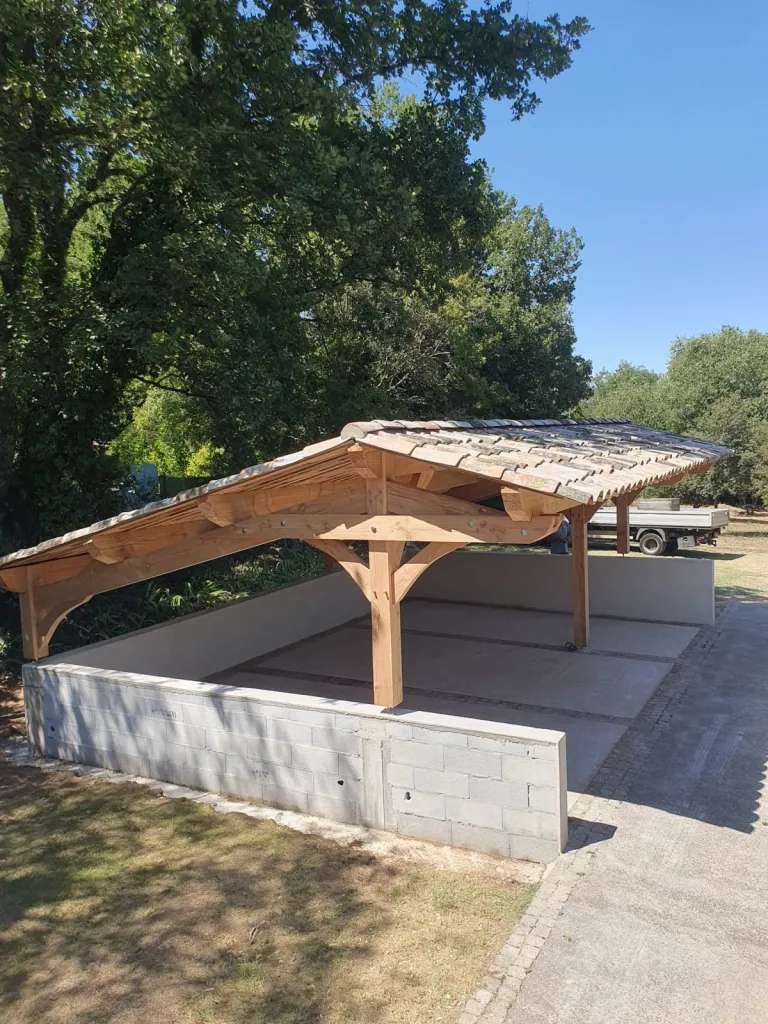 Trouver un professionnel pour installer un carport en bois sur mesure à Aix en Provence