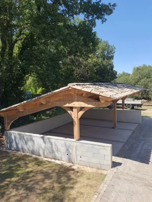 Trouver un professionnel pour installer un carport en bois sur mesure à Aix en Provence