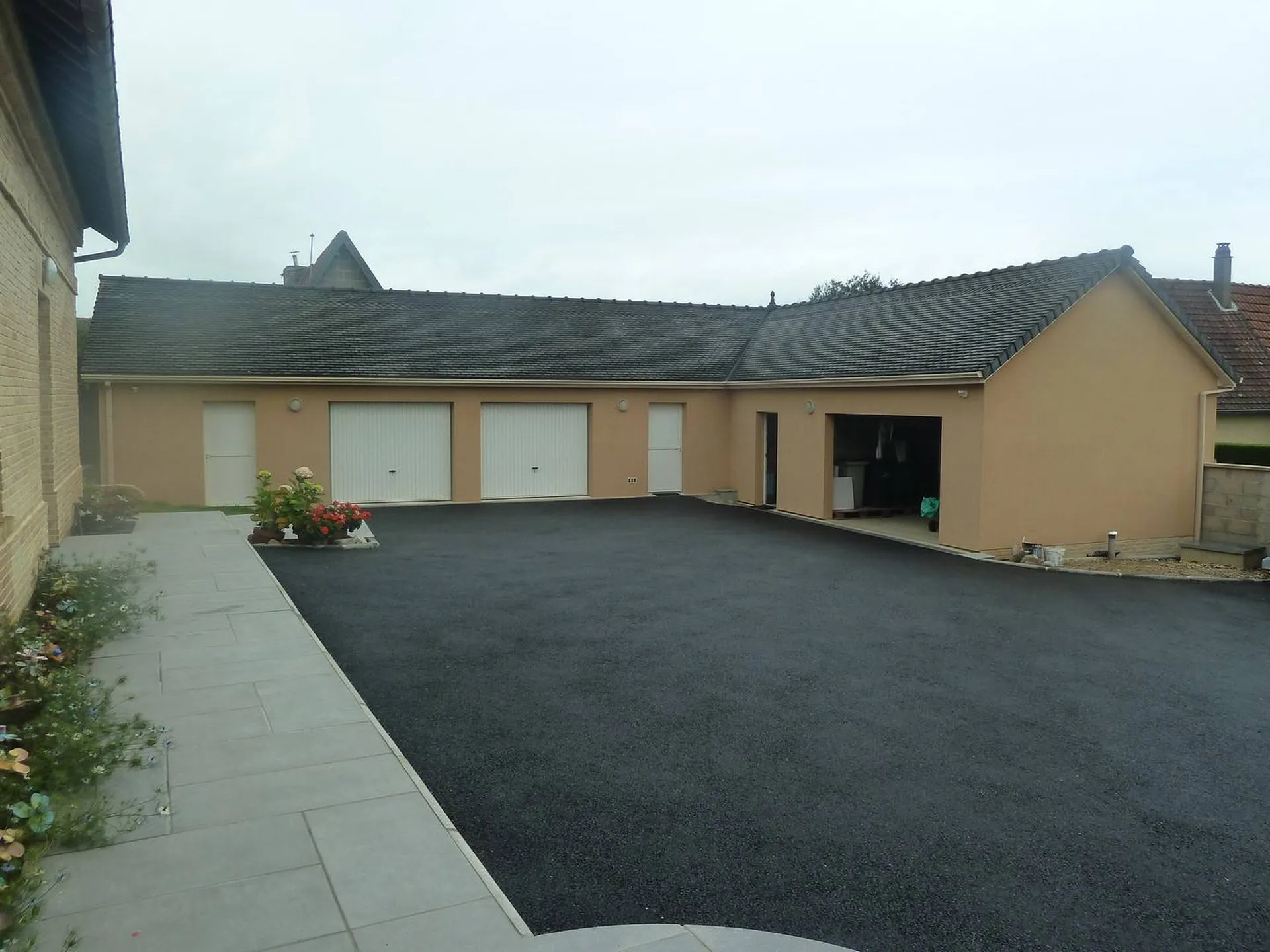 vend demeure de caractère rénovée de 146 m² environ dans village côtier de Seine-Maritime.