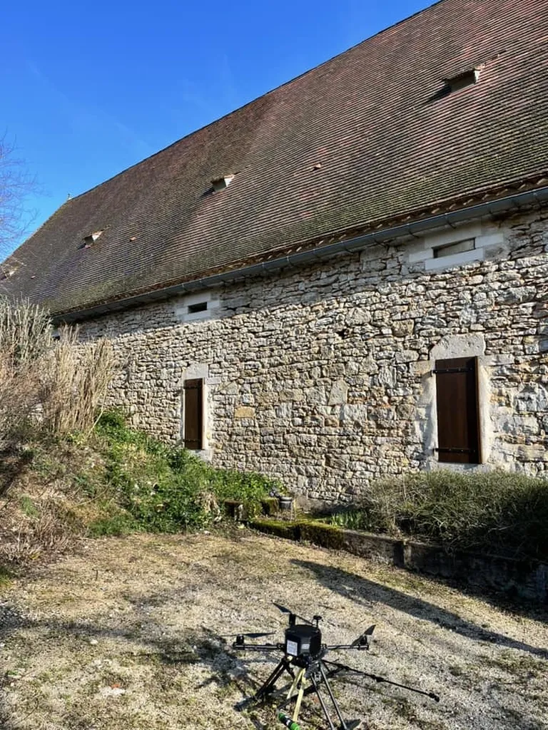 Nettoyage et démoussage de toiture par drone : une journée idéale dans le Lot (46)