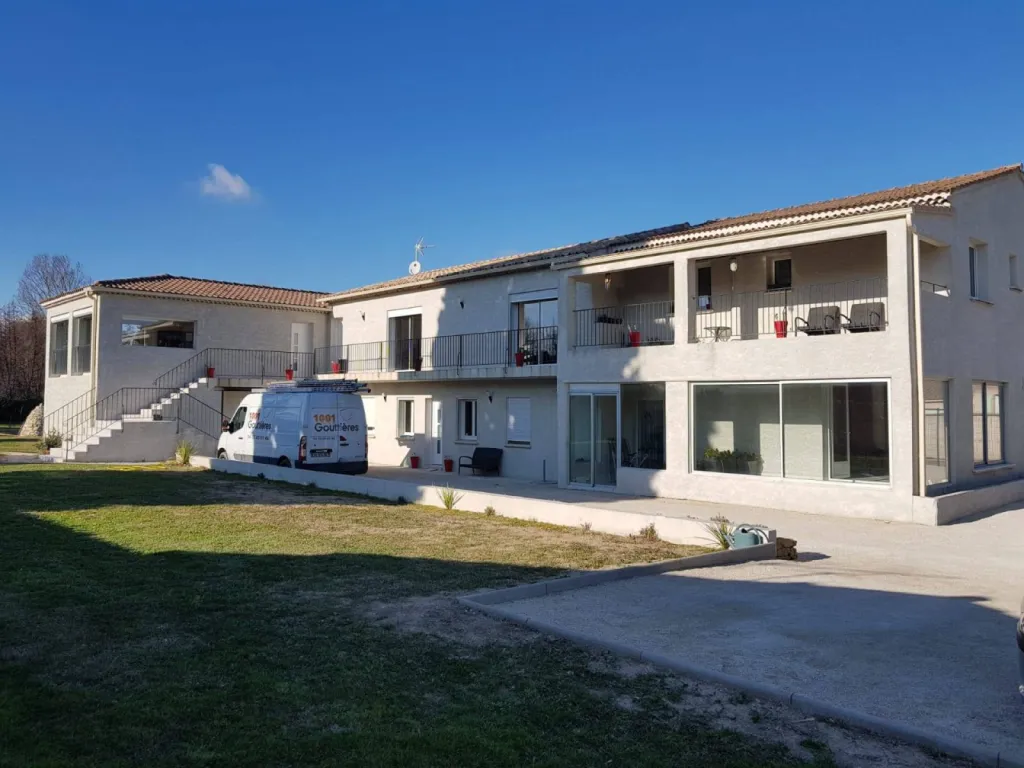 Chantier sur une villa vers Bagnols-sur-Cèze, installation de gouttières en forme de corniche.