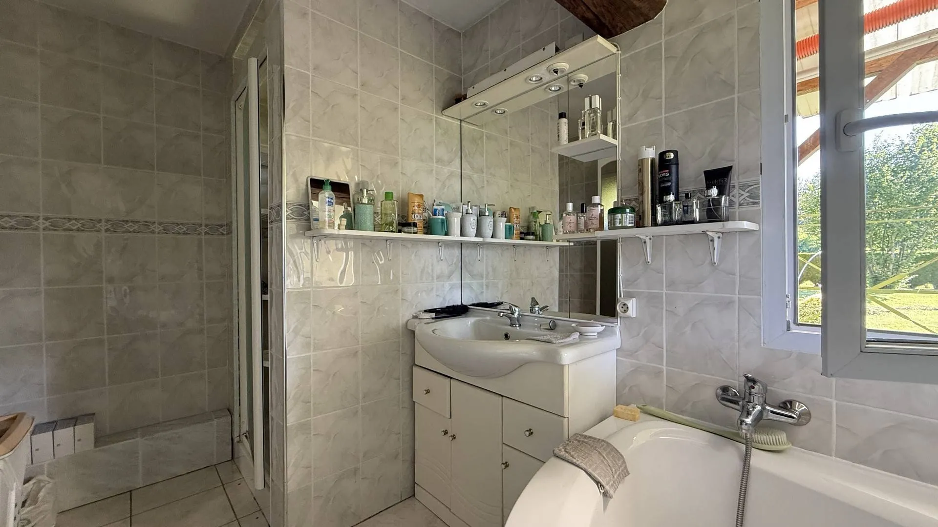 À vendre : longère en excellent état avec poêle à granulés, 2 chambres, bureau et nombreuses annexes