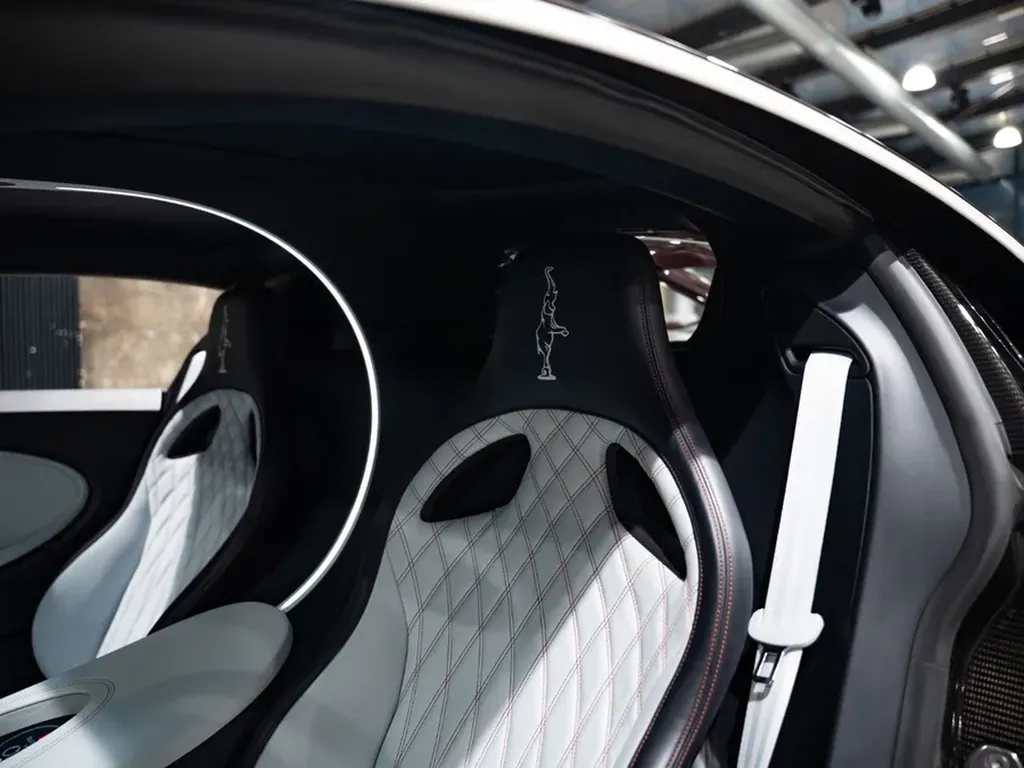 Sièges sport Bugatti Chiron Sport cuir blanc – intérieur luxe Bordeaux