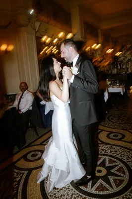 Mariage d'un couple New-Yorkais dans un bistrot typiquement français à Paris dans une ambiance festive et romantique