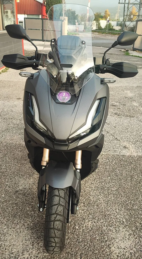 HONDA ADV 350 du 03/2023 avec 6400 km.
