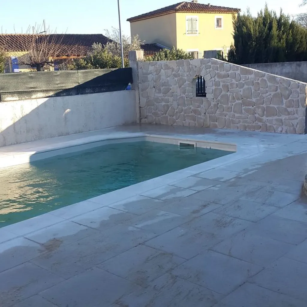 Installation d'une piscine en coque polyester à Salon de Provence  : modèle cerise 645