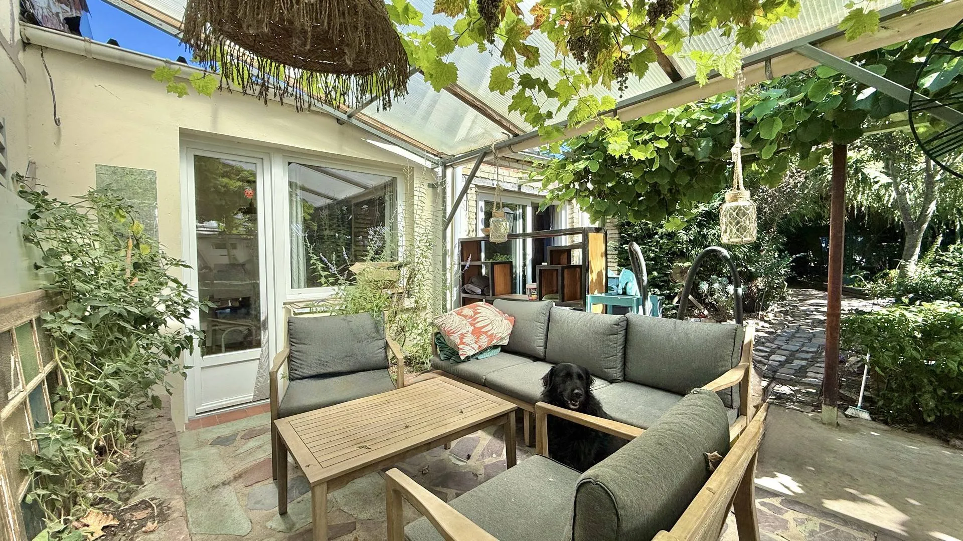 Achat immobilier Puys – proche mer : Trois chambres à l’étage, distribution idéale pour la vie de famille.