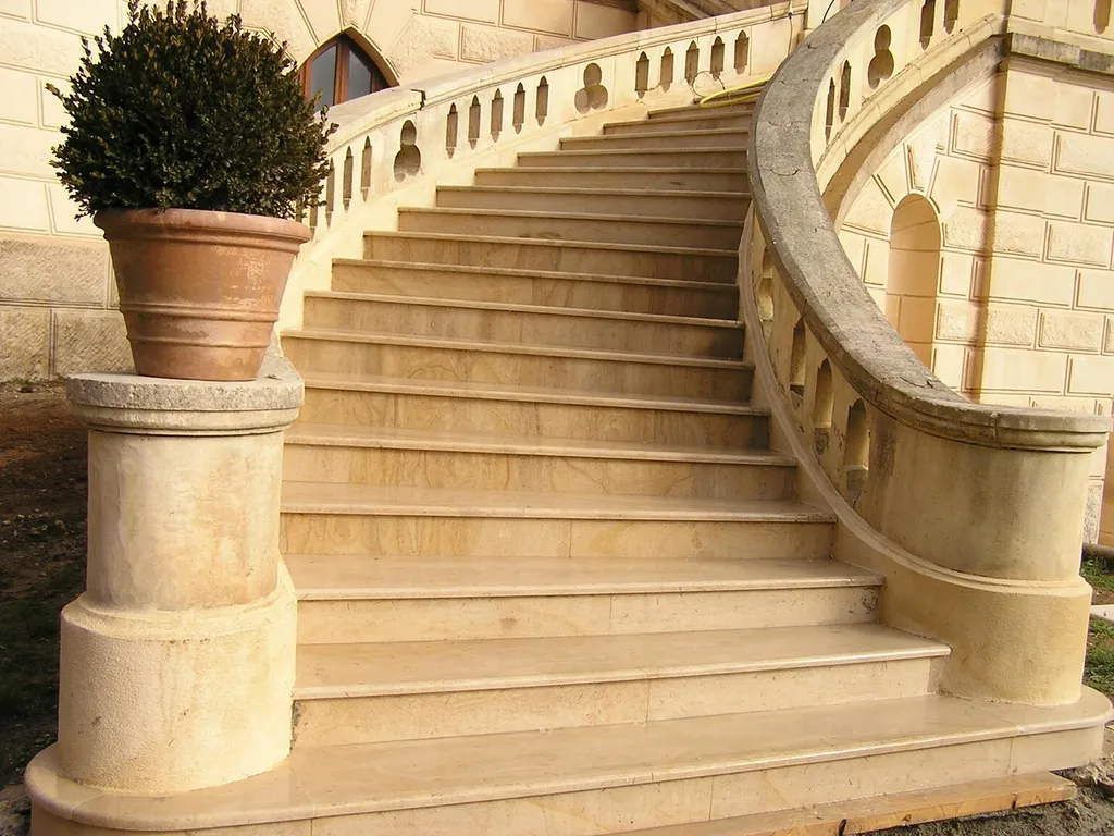 La pierre naturelle claire beige / crème, aux nuances sable et miel, est un matériau incontournable pour les projets recherchant élégance, authenticité et durabilité. Sélectionnée par FRANCEPIERRE