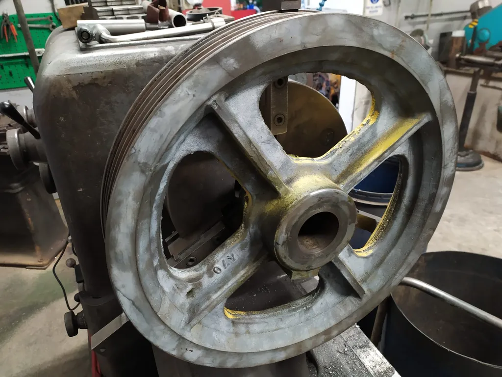 Modification et alésage de poulie d'ascenseur en atelier de mécanique industrielle à Fréjus