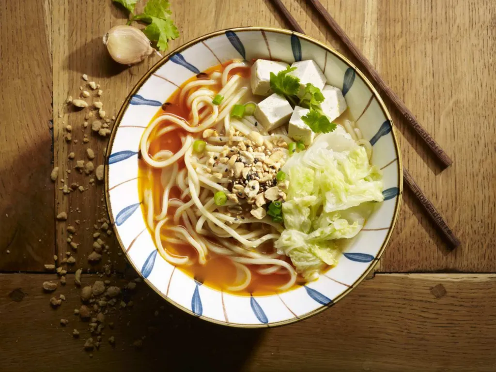 réalisation de photographie de plat culinaire pour restaurant nouilles aux légumes avec soupe