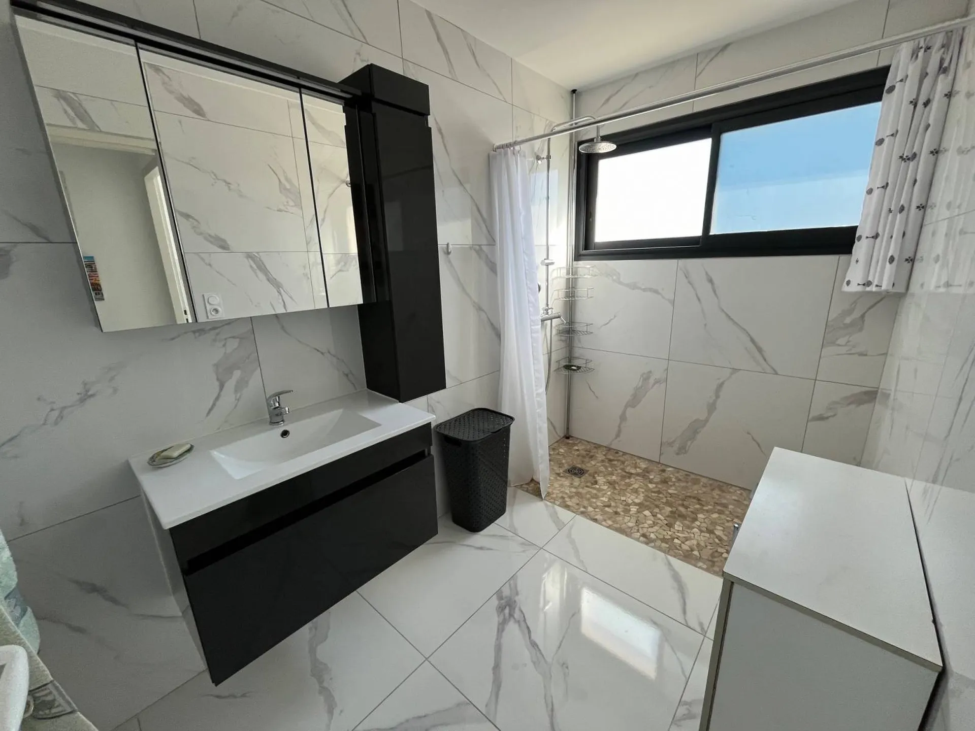 Maison en duplex à vendre dans le cœur du centre ville de Carnoux en Provence dans une copropriété de 3 logements.