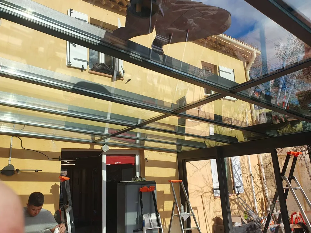 Installation d'une véranda avec toit totalement vitrée en aluminium Technal à Plan de Cuques