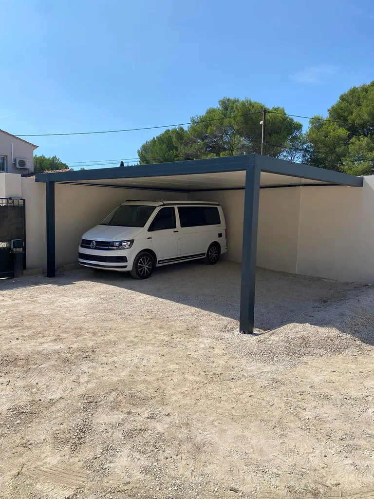 Carport aluminium sur mesure dans le Sud-Ouest : une solution élégante pour protéger votre véhicule des intempéries