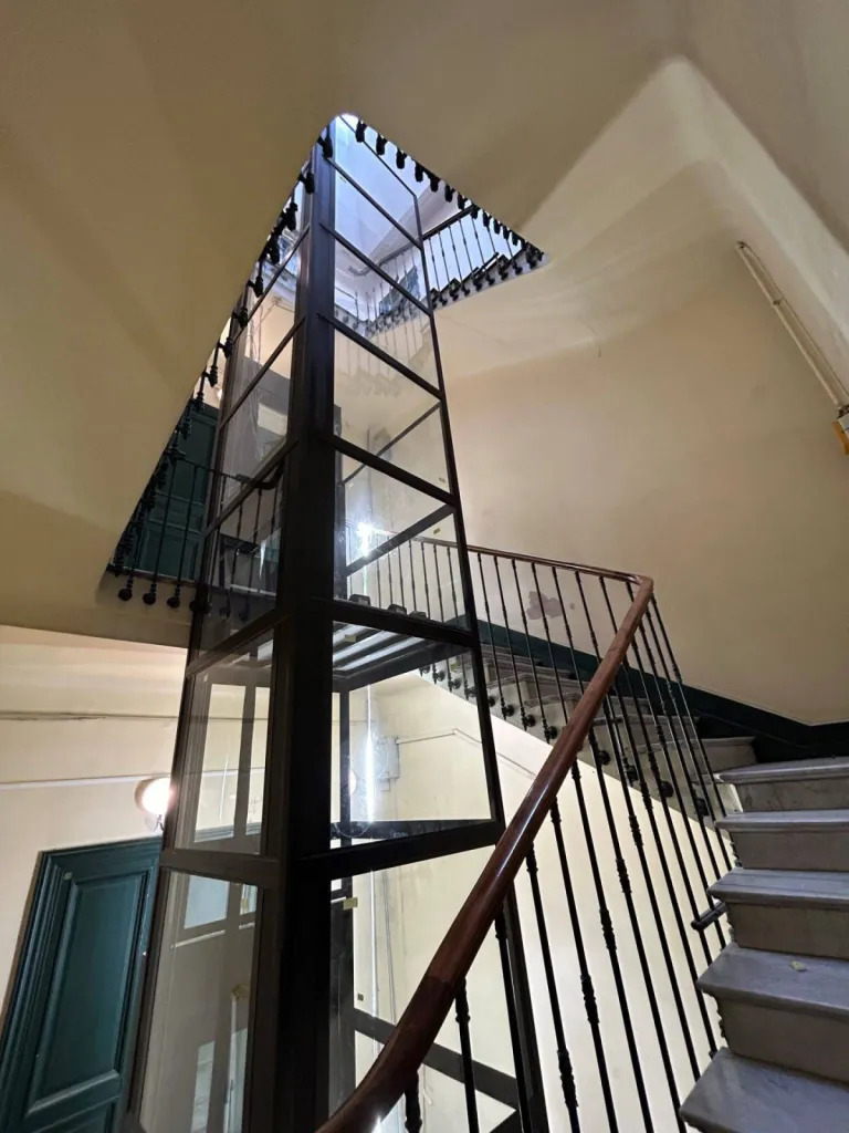 Pylône autoporteur d'une hauteru d'élévation de près de 15 mètres pour cet ascenseur privatif sur 5 niveaux en intérieur à Marseille