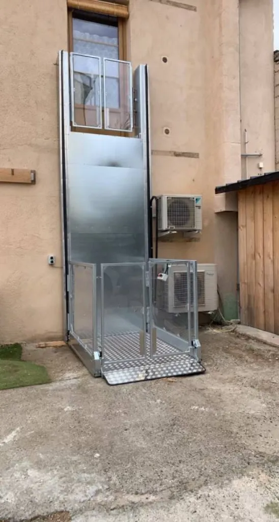 plateforme verticale strategos une fois installée à Pertuis près d'Aix en Provence