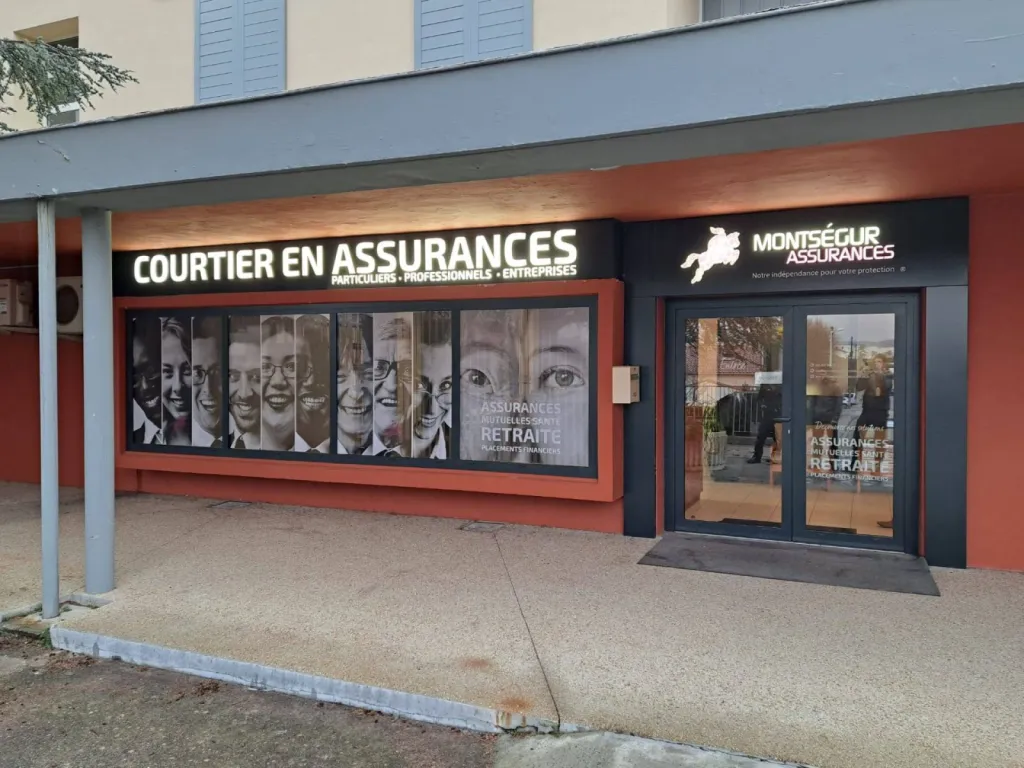 Enseigne lumineuse pour la société de courtage en assurances Montségur Assurance à Pamierss