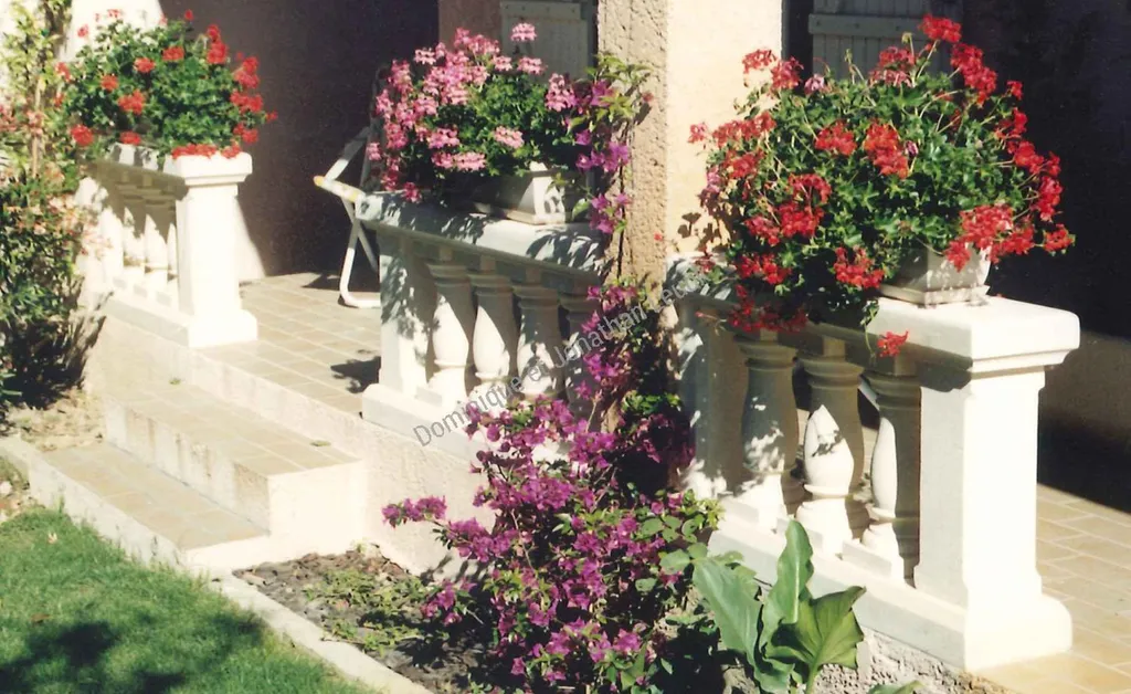 Balustrade en pierre blanche d'Estaillades