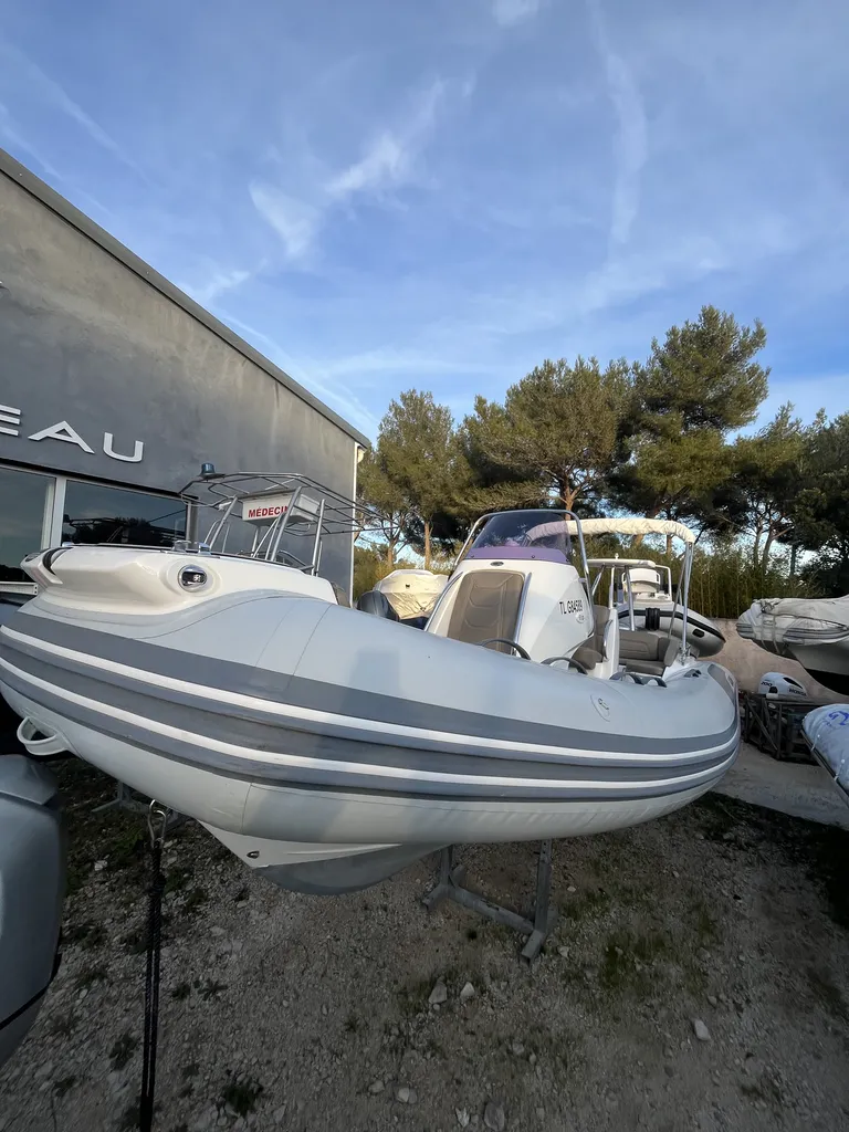 Vente d'un semi-rigide Grand Boats Golden Line G650 d'occasion équipé d'un moteur Honda Marine 150 CV 4 temps disponible à La Londe-les-Maures proche de Hyères