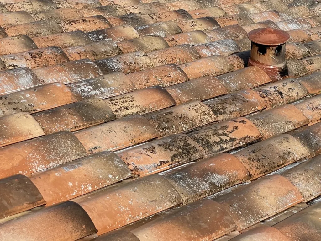 nettoyage et traitement des tuiles d’une toiture de maison sur Saint Victoret près de Martigues