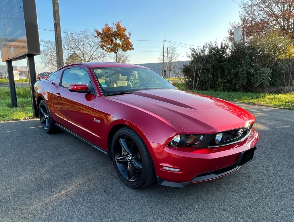 Pose d’un film de protection PPF Skyfol sur une Mustang V8 5.0 rouge, à Arnage