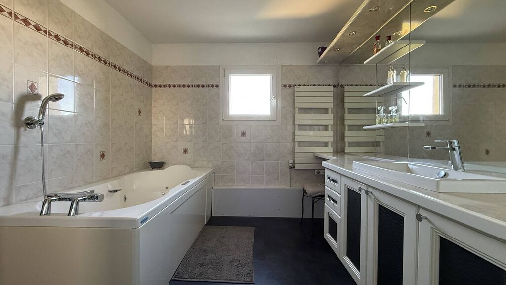 Immobilier en Normandie – maison années 1970 à vendre à Dieppe : architecture spacieuse et prestations de qualité.