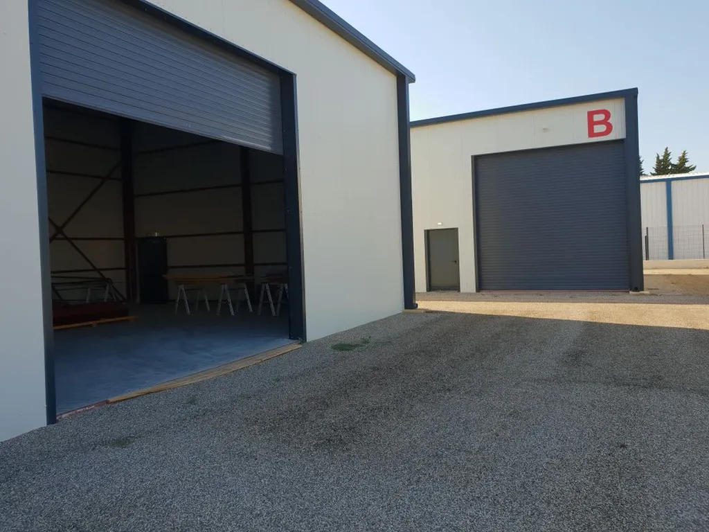 Installer un rideau métallique à lames isolées grande dimension à Aix-en-Provence proche d’Aix-les-Milles