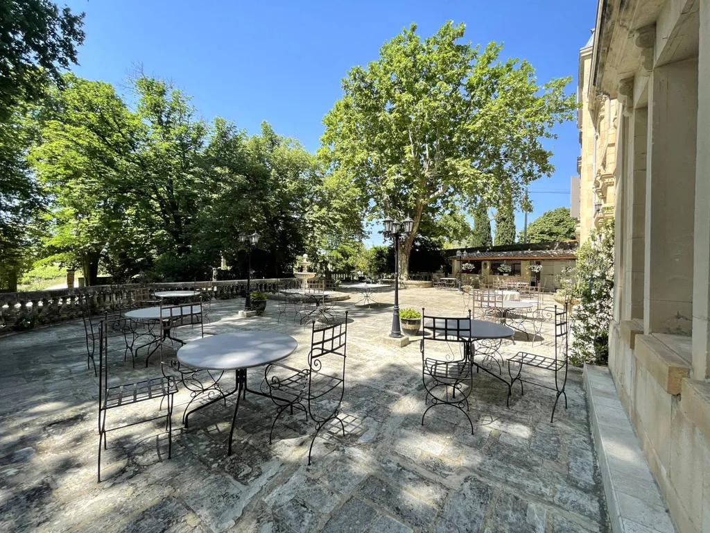 château 19ème siècle avec pleine vue sur les Dentelles de Montmirail   