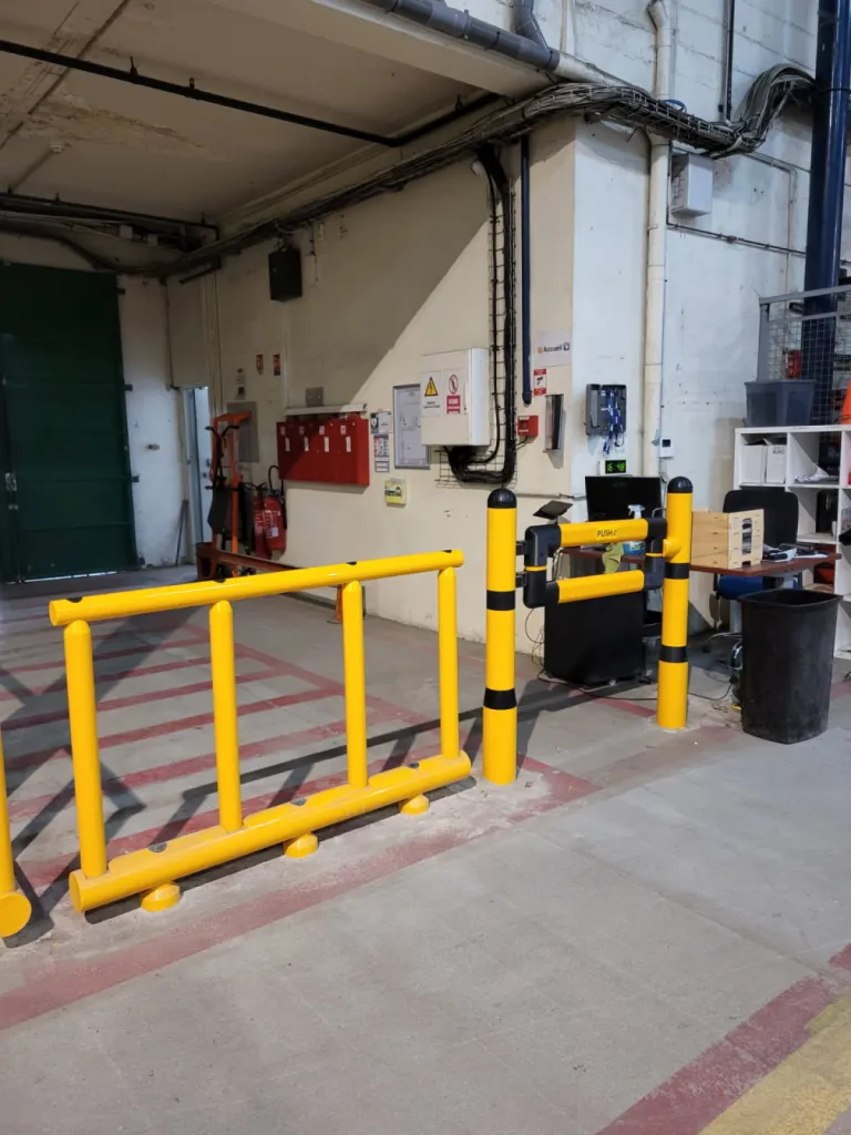 Installation de barrières de protection pour sécuriser les piétons dans un entrepôt logistique à Paris en Île de France Installation de barrières de protection pour sécuriser les piétons dans un entrepôt logistique à Paris en Île de France