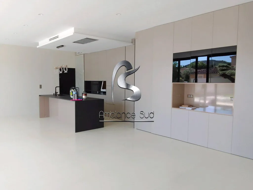 Sol en béton ciré coulé de couleur beige lin pour ce séjour de maison à Rochefort du Gard