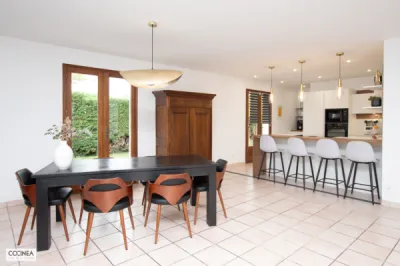 Cuisine ARMONY sans poignée signée COCINEA – Façades Kappa-X White Matt et plan Dekton Zenith