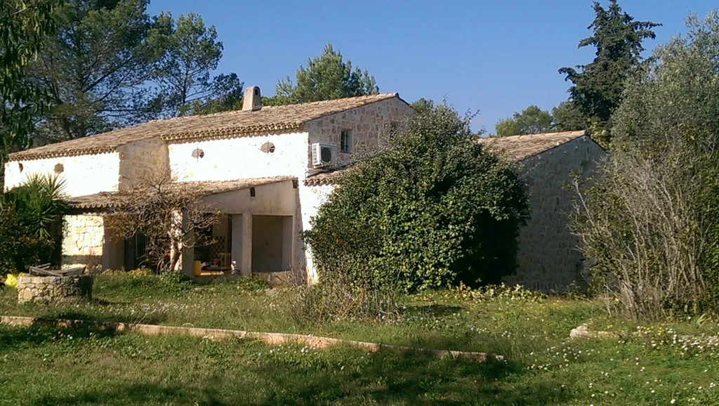 réalisation parement en pierre naturelle beige à Grasse, Mougins, Antibes