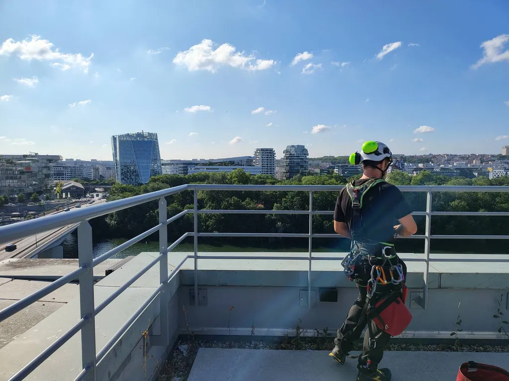 Pose de vitrophanie extérieure dans le 92 avec notre solution alpine