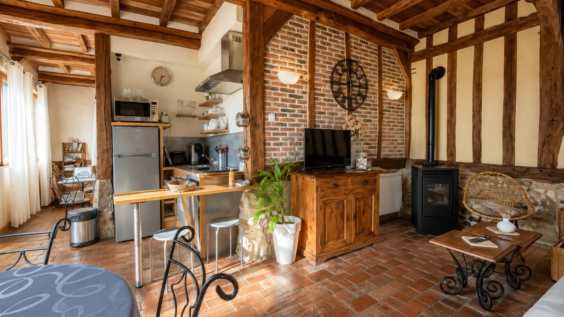 Maison avec terrain arboré à vendre à Bures-en-Bray : Un cadre paisible et verdoyant, parfait pour les amoureux de la nature.