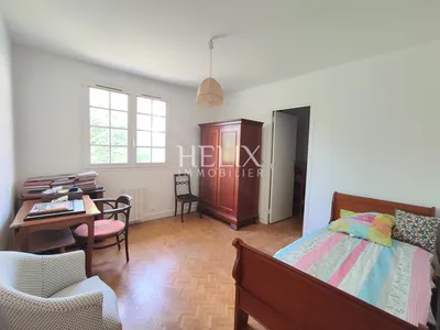 Maison familiale de 130 m2 sur 937 m2 de terrain comprenant 5 chambres, un grand double séjour et un sous-sol