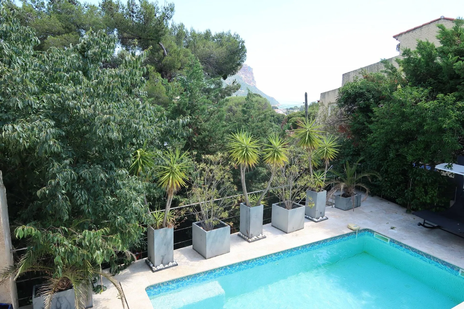 Maison T6 Cassis proximité centre avec piscine et parkings 