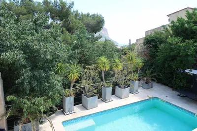 Maison T6 Cassis proximité centre avec piscine et parkings 