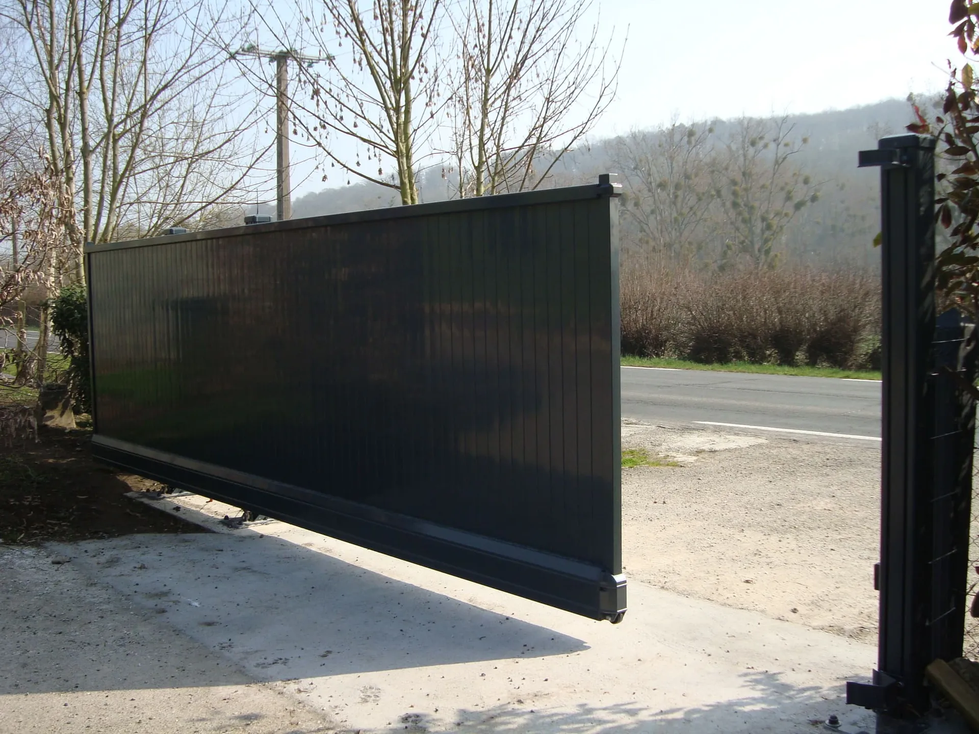 Installation de Portail autoportant motorisé en aluminium, Fermetures industrielles et Portails de copropriétés à Rouen et sa région ou agglomération en Seine-Maritime 76