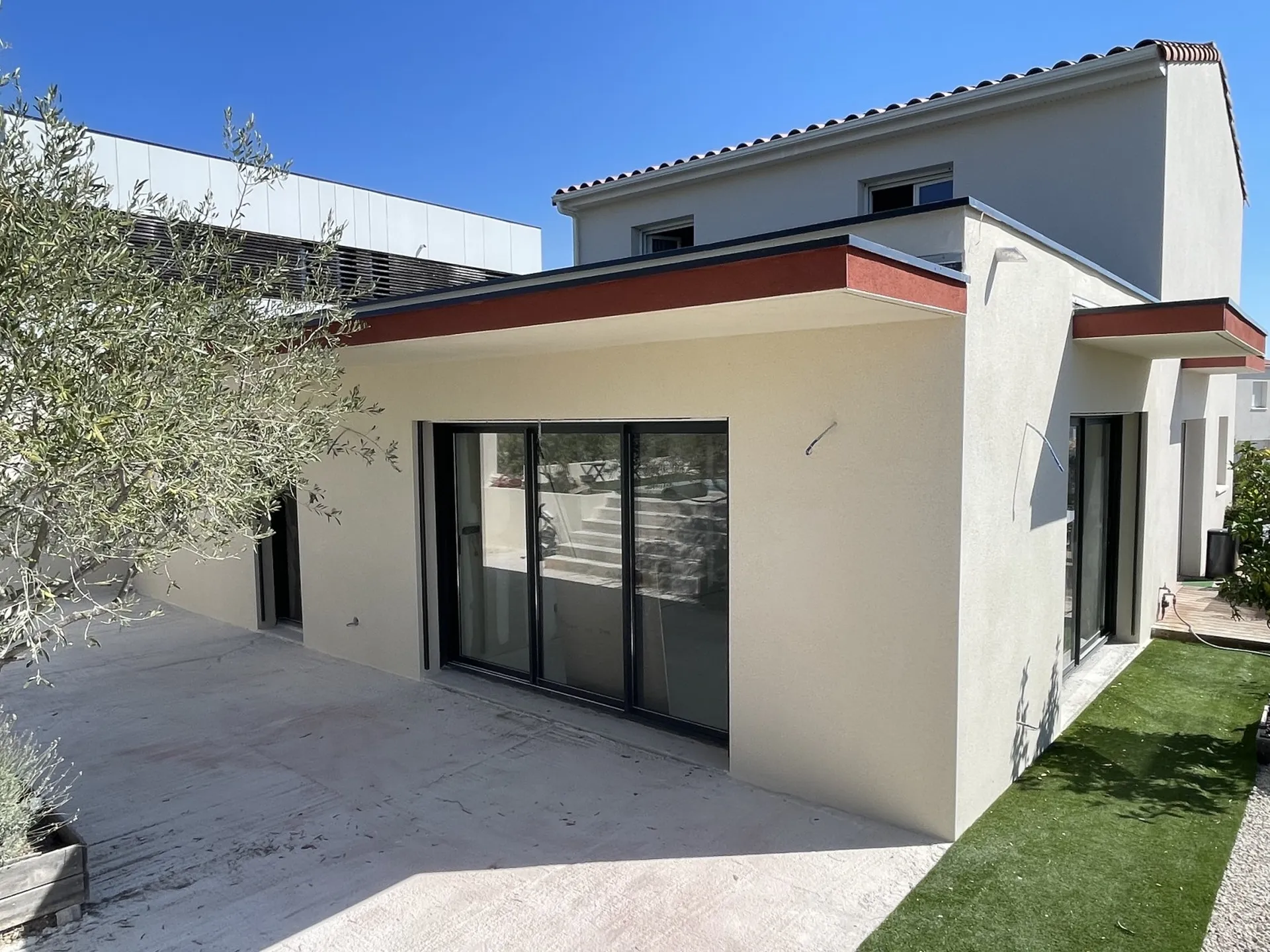 Ravalement de façade en enduit gratté fin sur Pignan dans l’Hérault