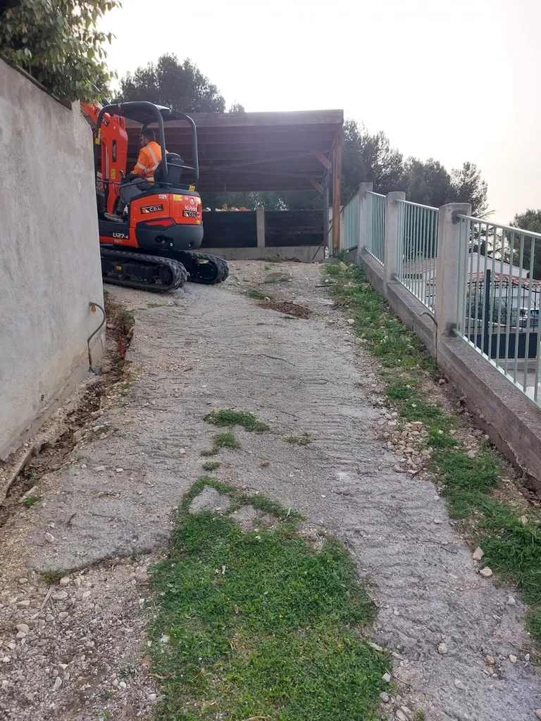 application d'enrobé de bitume noir sur Coudoux dans les Bouches-du-Rhône 