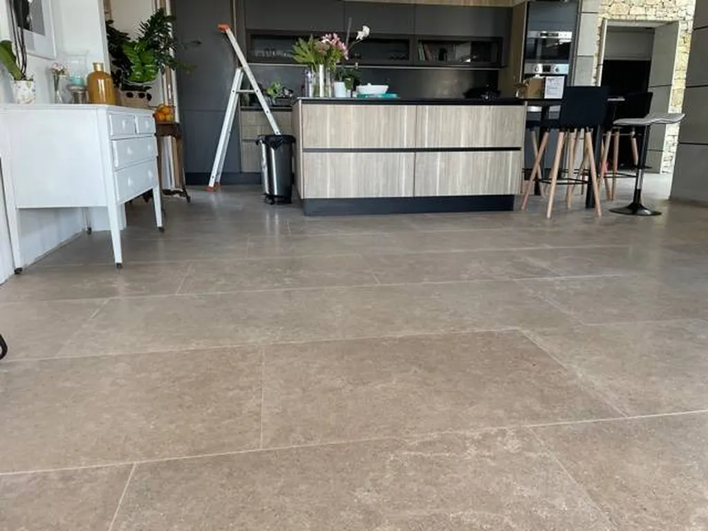 DALLAGES INTERIEURS / SEJOUR EN PIERRE NATURELLE DE SAHARA BEIGE 