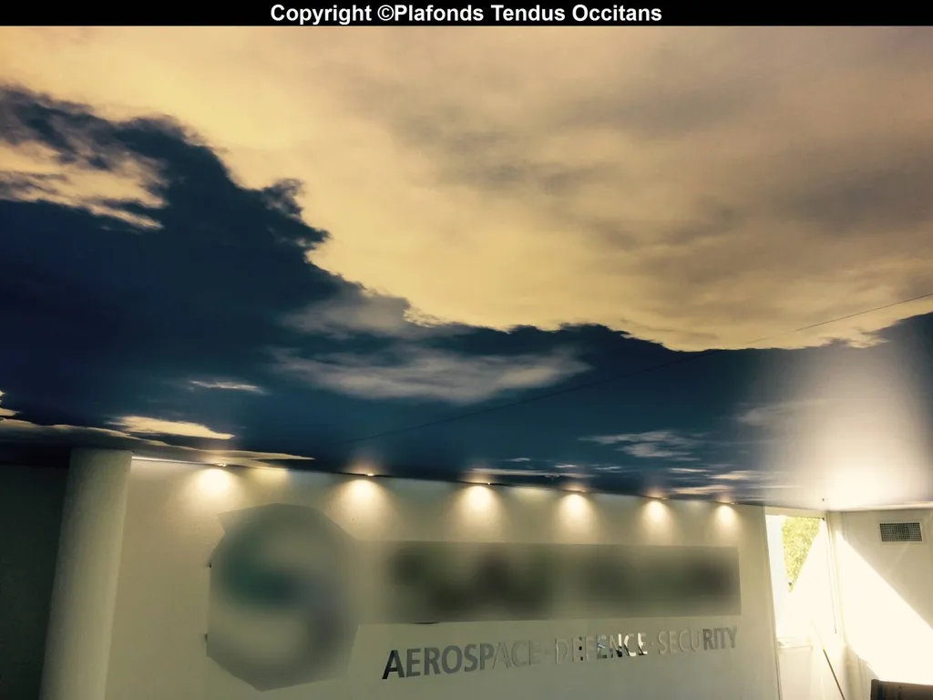 Plafond tendu rétro éclairé avec effet « Ciel nuageux » dans salle de réunion SAFRAN à Toulouse